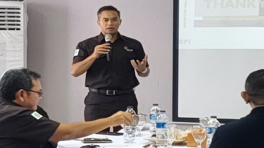 Presiden Direktur dan CEO PT Bakrie & Brothers Tbk, Anindya Novyan Bakrie saat berkunjung ke PT Bakrie Pipe Industries, Bekasi, Jawa Barat.