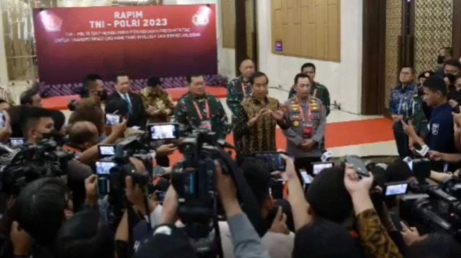 Ketum Gerindra yang juga Menhan Prabowo Subianto mencatat omongan Jokowi.