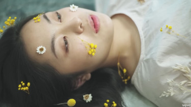 Bernadya pelantun lagu Apa Mungkin