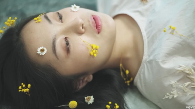 Bernadya pelantun lagu Apa Mungkin