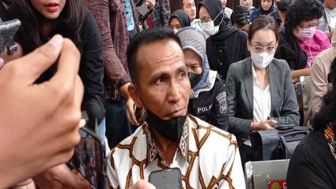Ayah Brigadir J, Samuel Hutabarat hadir di sidang vonis Kuat Maruf-Ricky Rizal