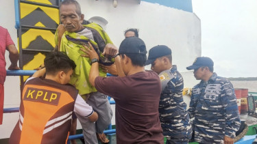 VIVA Militer: Prajurit TNI AL berhasil evakuasi 8 ABK TB Sinar Pawan-I