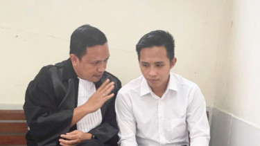Richard Eliezer dan Ronny Talapessy berdiskusi di sela sidang