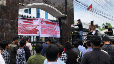 Koman Koran saat menggelar aksi unjuk rasa di Kantor Kejati Sumut