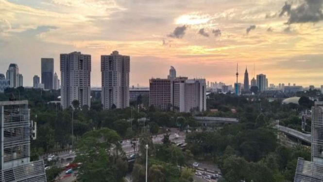 Sejumlah kendaraan bermotor melintas di kawasan Semanggi, Jakarta.