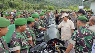 VIVA Militer: Menhan RI Prabowo serahkan 65 unit motor ke prajurit di Lombok