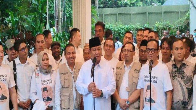 Relawan Jokowi Mania mengunjungi kediaman Ketua Umum Gerindra Prabowo Subianto. Relawan Jokowi Mania mengunjungi kediaman Ketua Umum Gerindra Prabowo Subianto.