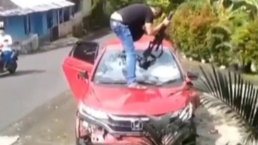 Polisi ngamuk gebuki mobilnya pakai senajata