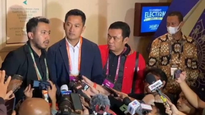 CEO Putra Delta Sidoarjo, Muhammad (kiri)