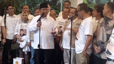 Ketua Umum Partai Gerindra Prabowo Subianto bersama Ketua Umum Jokowi Mania Immanuel Ebenezer memberikan keterangan pers di kediaman Prabowo, Jalan Kartanegara, Jakarta, Kamis, 16 Februari 2023.