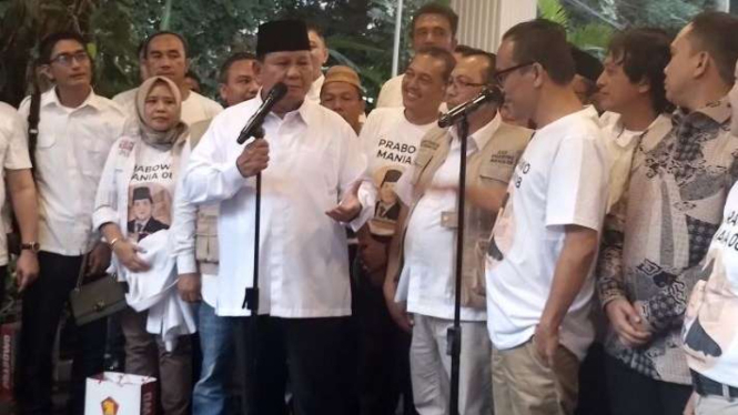 Ketua Umum Partai Gerindra Prabowo Subianto bersama Ketua Umum Jokowi Mania Immanuel Ebenezer memberikan keterangan pers di kediaman Prabowo, Jalan Kartanegara, Jakarta, Kamis, 16 Februari 2023.