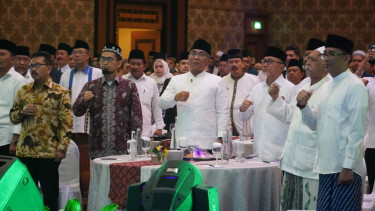 Ketum PBNU Gus Yahya Cholil Staquf dan Ketum PAN Zulkifli Hasan (tengah).