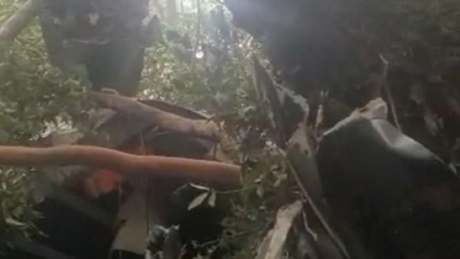Helikopter yang ditumpangi Kapolda Jambi mendarat darurat di hutan.