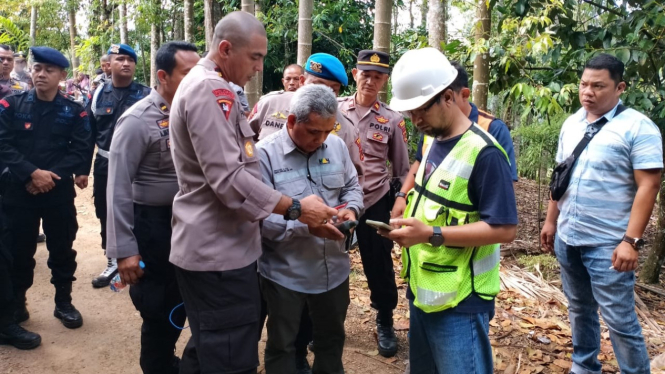Tim gabungan tiba dilokasi pendaratan darurat Kapolda Jambi dan rombongan.