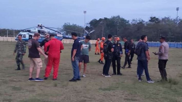 Personel Basarnas Jambi menggunakan sepeda motor trail dari Minggu sore hingga malam, 19 Februari 2023, untuk menjangkau lokasi helikopter jatuh yang membawa Kapolda Jambi Irjen Pol Rusdi Hartono dan tujuh orang lainnya.