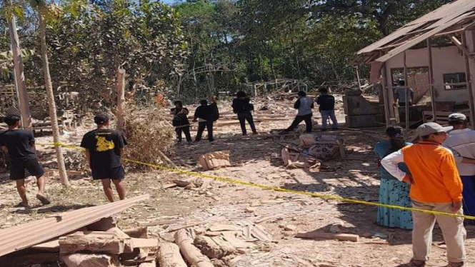 Rumah hancur akibat ledakan petasan di Ponggok, Blitar, Jawa Timur