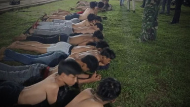 VIVA Militer: Pelajar bergolok tiarap di Markas TNI.