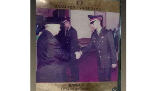 Hendra Kurniawan saat bersalaman dengan Soeharto