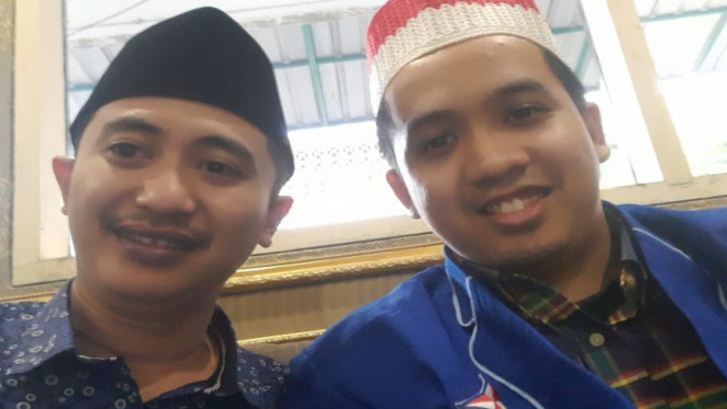 Putra Khofifah, Ali Mannagalli (kanan), dan Wakil Ketua Demokrat Jatim Fairouz H