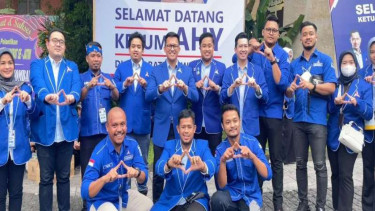 Ali Mannagalli dan Ali Affandi bersama pengurus Demokrat Jatim lainnya.