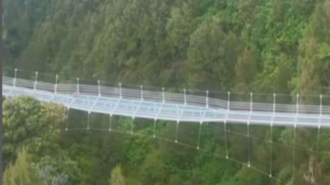 Jembatan Kaca Seruni Point di Bromo
