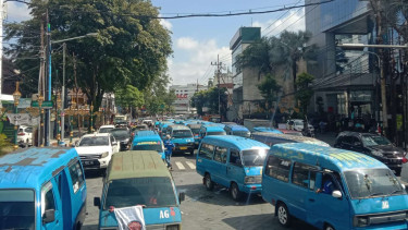 Sopir Angkot Diberi Kompensasi atas Kebijakan Satu Arah Jalur Kayutangan Heritage, Kota Malang, Jawa Timur