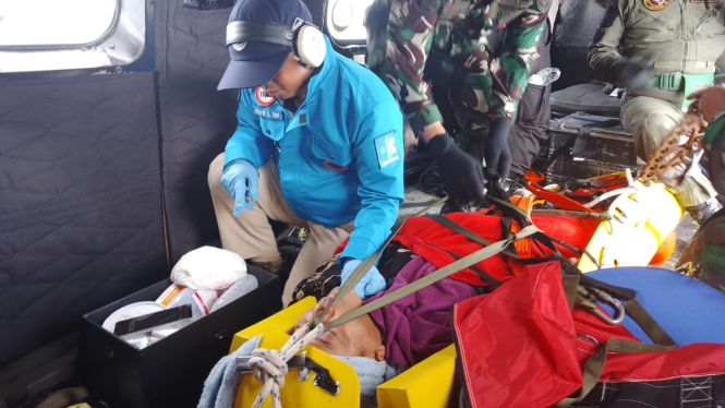 Proses evakuasi penumpang helikopter rombongan Kapolda Jambi yang mendarat darurat