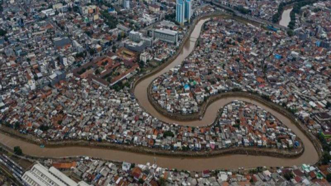 Foto udara suasana wilayah bantaran Sungai Ciliwung di kawasan Bukit Diri.