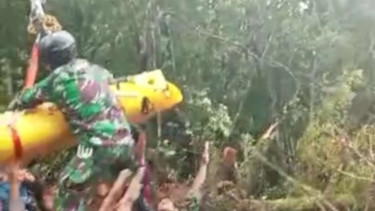 VIVA Militer: Prajurit Kopasgat ikut di tandu Kapolda Jambi saat proses evakuasi