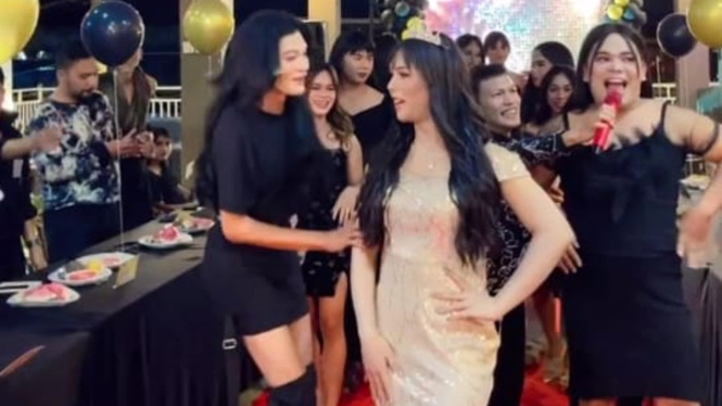 Viral! Pesta Waria di Sebuah Kafe Padangsidimpuan