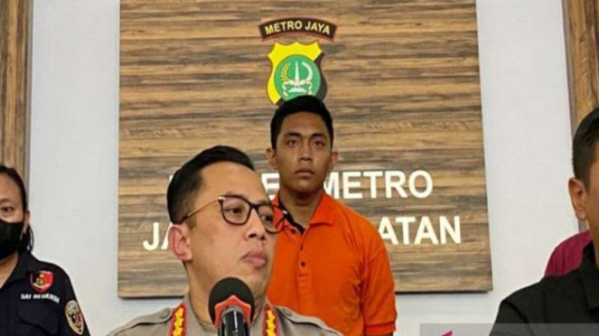 Kapolres Metro Jakarta Selatan Kombes Pol Ade Ary bersama tersangka penganiayaan