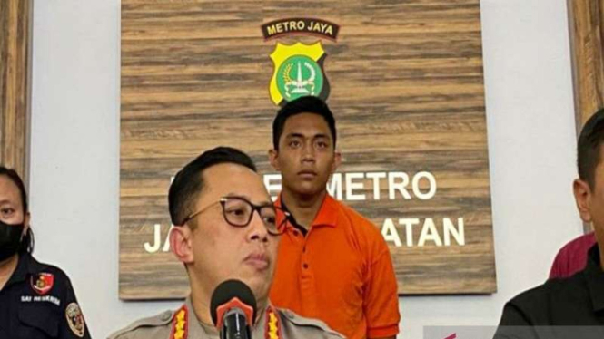 Kapolres Metro Jakarta Selatan Kombes Pol Ade Ary bersama tersangka penganiayaan Mario Dandy.