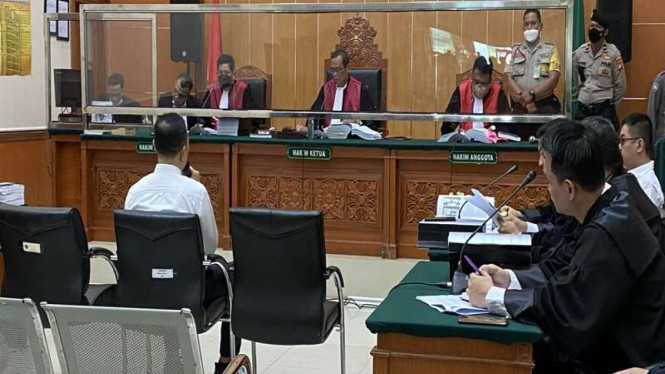 Mantan Kapolsek Kalibaru Kompol Kasranto memberikan keterangan di sidang