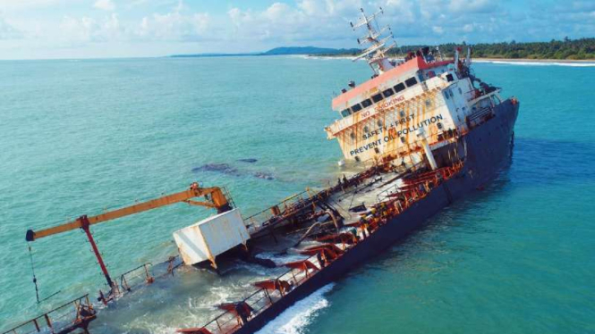 Kapal tanker pengangkut 1.900 ton aspal.