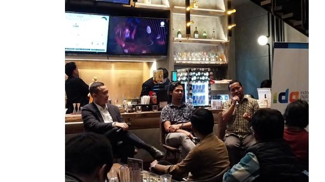 Ketua Umum AMSI Pusat Wenseslaus Manggut (kanan).