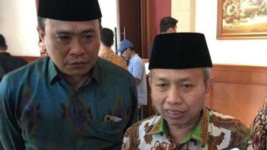 Sekretaris Jendral Kementerian Agama Nizar Ali (kanan) didampingi Kepala Kantor Wilayah Kementerian Agama NTB Zamroni Azis usai penandatanganan kerja sama KPU NTB dengan Kanwil Kemenag NTB di Mataram, Rabu, 22 Februari 2023.