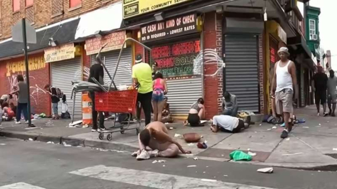  Pecandu narkoba bak zombi di kawasan Kensington Avenue, Philadelphia, AS