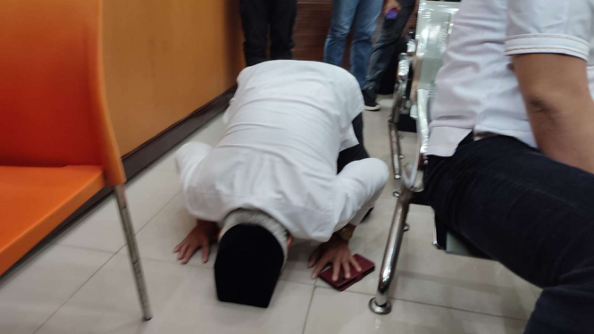 Ayahanda Arif Rachman Arifin, sujud syukur usai sidang anaknya di PN Jaksel