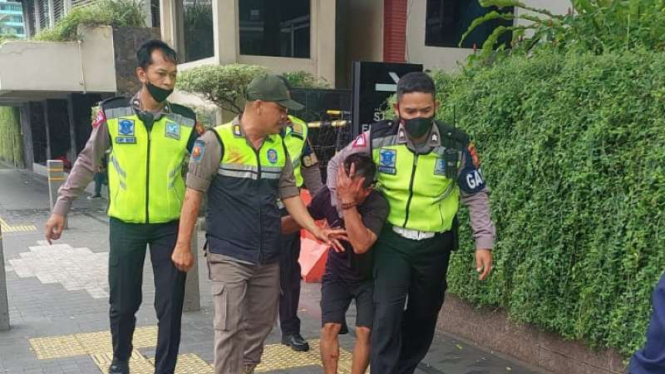 Pedagang Starling Tusuk Satpol PP di Bundaran HI.