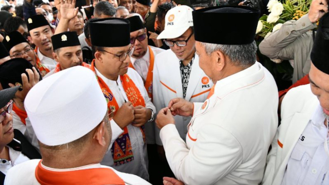 Anies Baswedan bersama Presiden DPP PKS Ahmad Syaikhu di kantor DPP PKS.