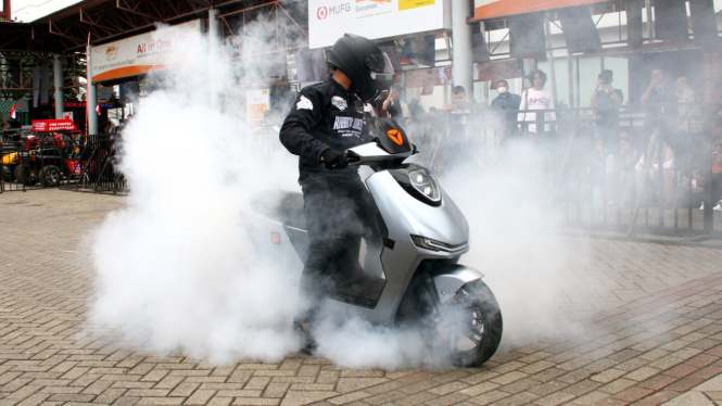 VIVA Otomotif: Freestyle motor listrik Yadea di IIMS 2023