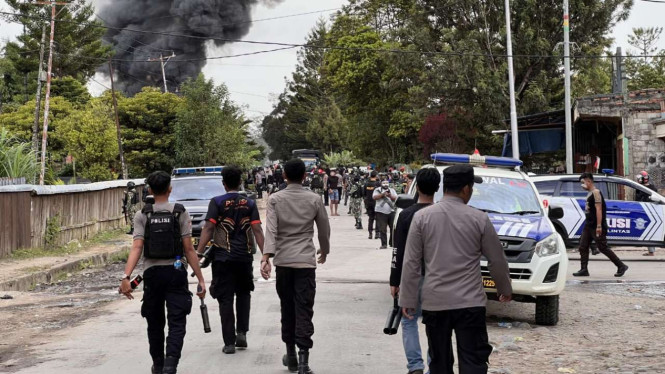 Polisi mengamankan kerusuhan di Wamena, Jayawijaya, Papua Pegunungan
