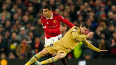 Pemain Manchester United Casemiro berduel dengan Robert Lewandowski