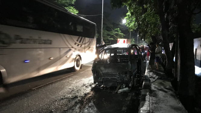 Mobil minibus terbakar di Jalan Raya Bogor dekat Polsek Pasar Rebo, Jakarta Timur