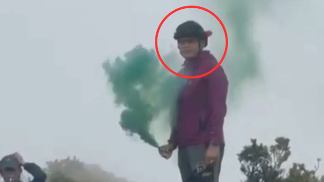 Sosok pendaki Gunung Gede Pangrango yang menyalakan Flare