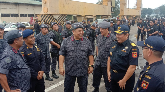 Kepala BNN Komjen Pol Petrus Golose bersama pejabat Bea Cukai