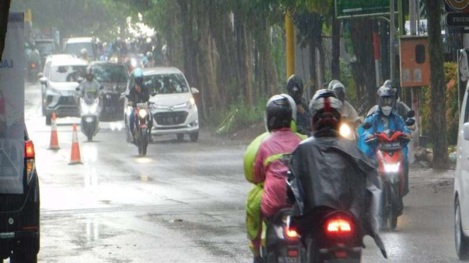 Pengendara menembus hujan di Semarang, Jateng.