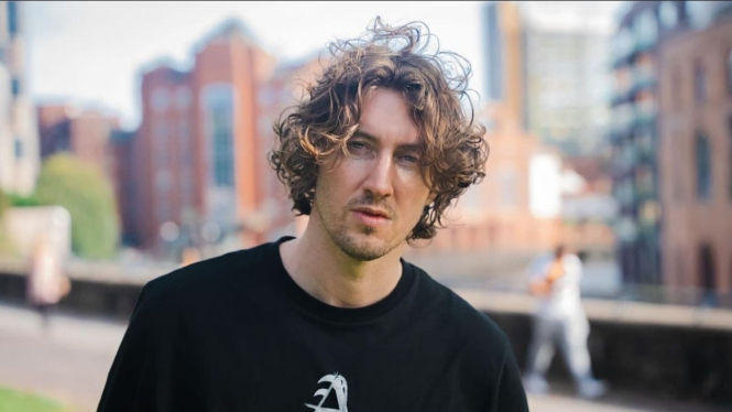 Dean Lewis. 