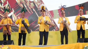 Ketum Golkar Airlangga Hartarto (tengah) melantik pengurus baru di DOB Papua.