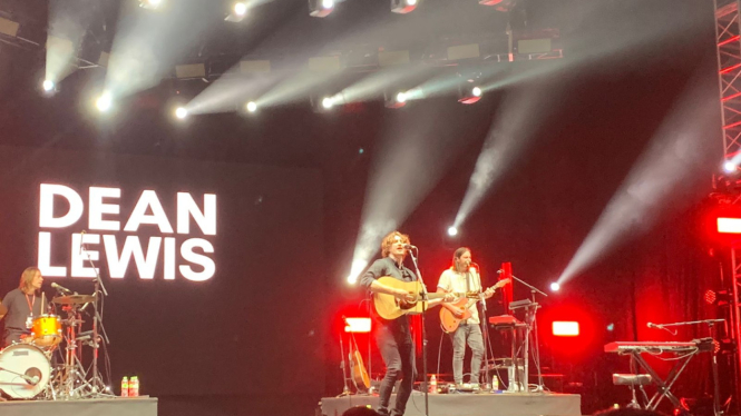 Dean Lewis. 
